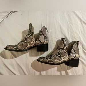 Beautiful Steve Madden upper leather booties